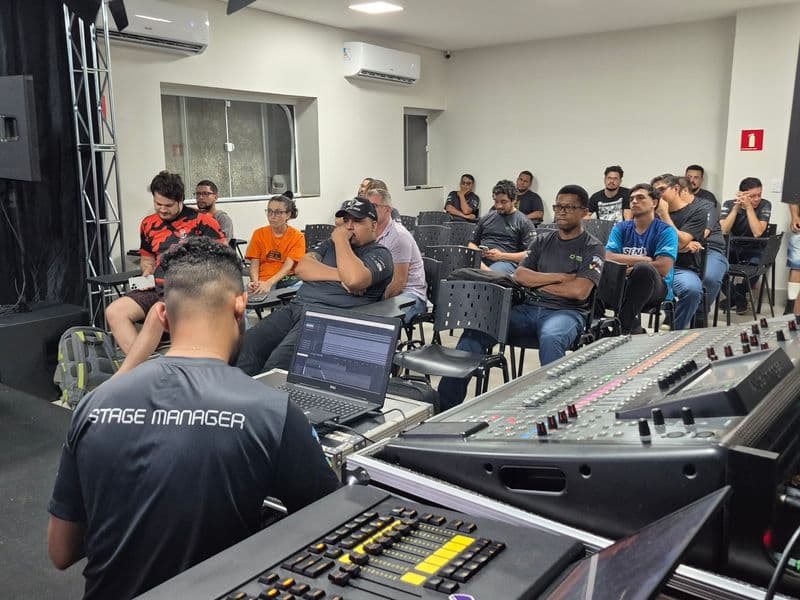 imagem da sala de aula, onde mostra um pessoa ao lado de equipamentos e aunos assistindo atentamente a aula.