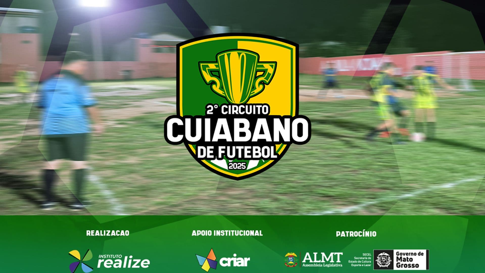 Imagem com Logo do 2º Circuito Cuiabano de Futebol - Ao fundo um jogo de futebol com jogadores disputando a bola e o árbitro olhando a jogada.